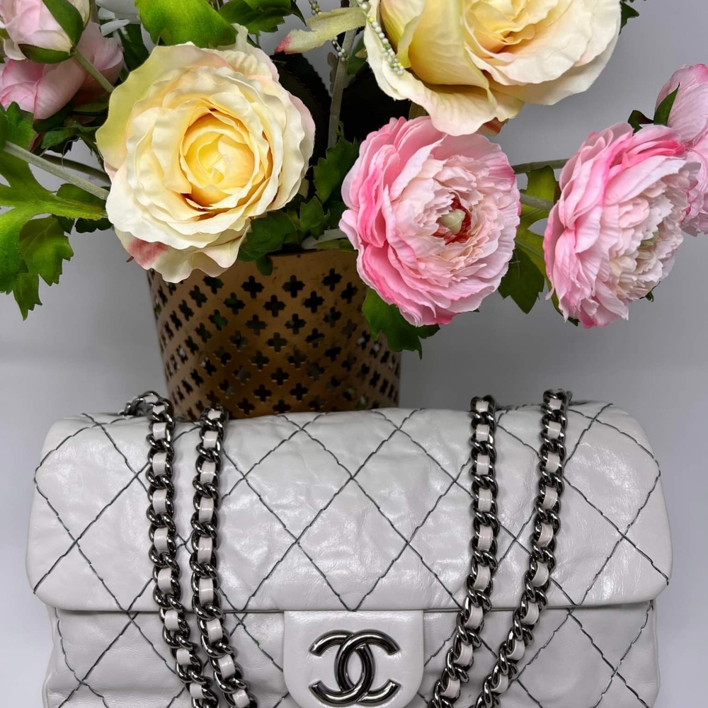 Chanel classic vintage. Authentic 100% come with box dust bag and authentic card